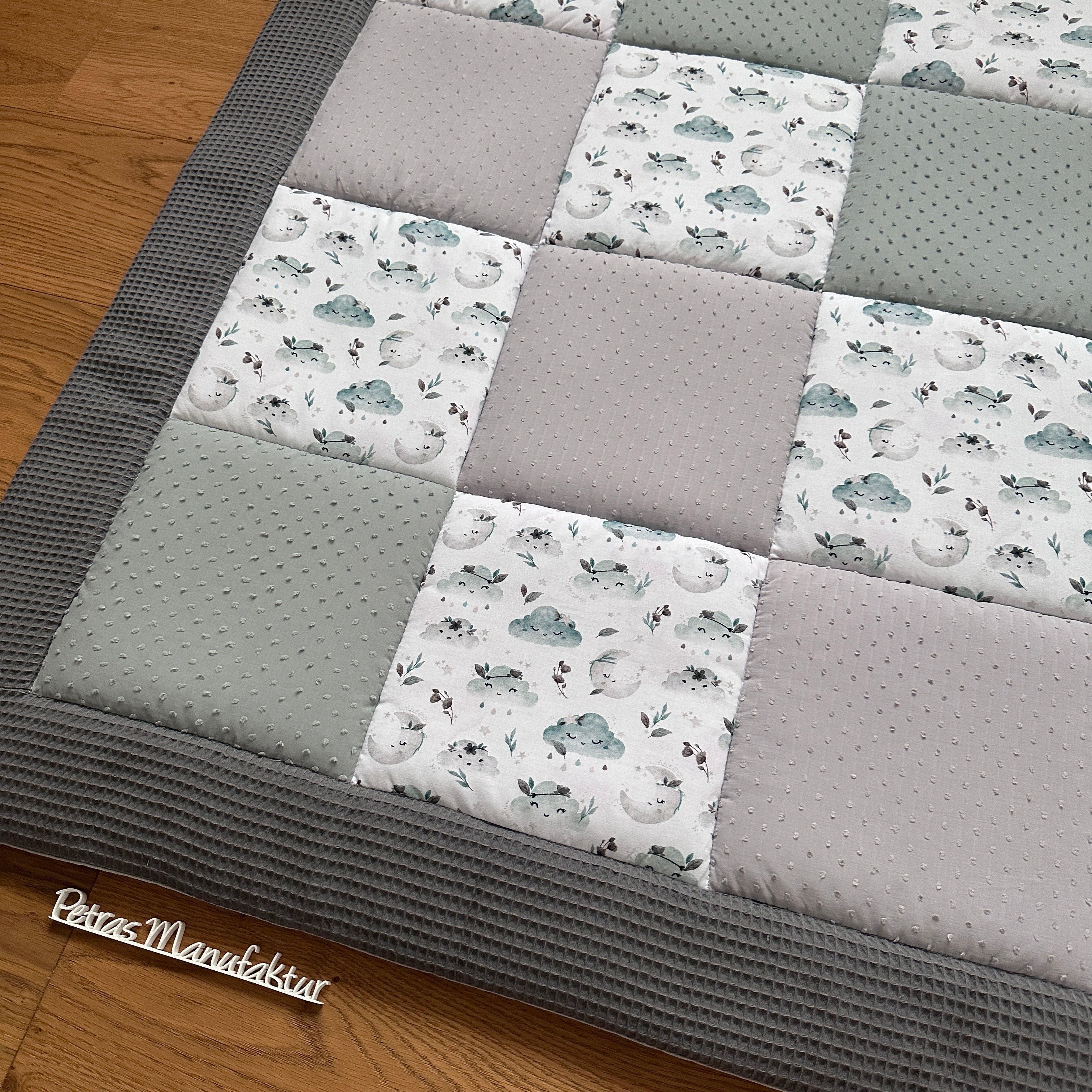 Krabbeldecke "Wolken mint“ Modell 1