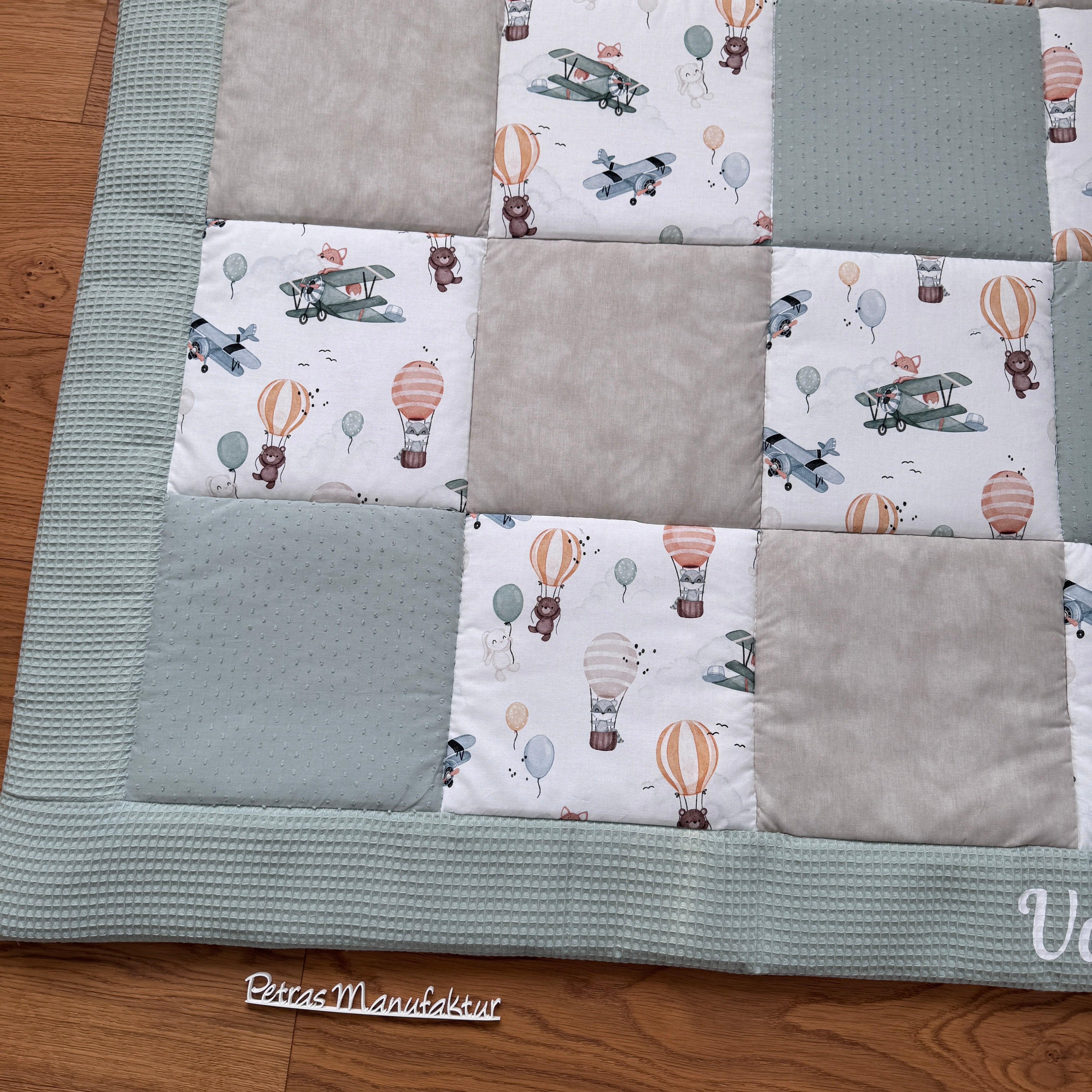 Krabbeldecke "fliegende Kuscheltiere“ Modell 1