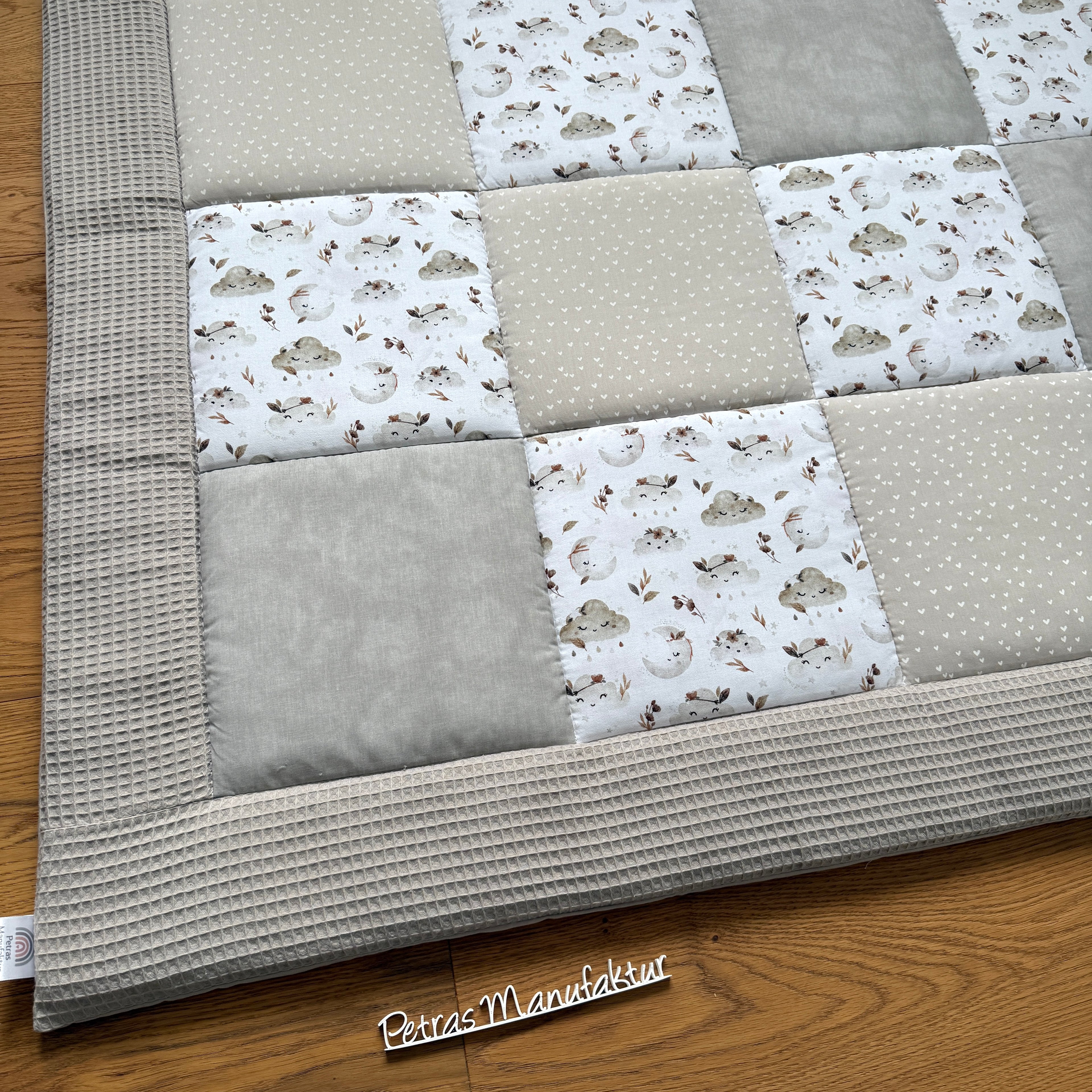 Krabbeldecke "Wolken beige“ Modell 1