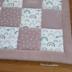 Krabbeldecke "Regenbogen pastell“ mit altrosa